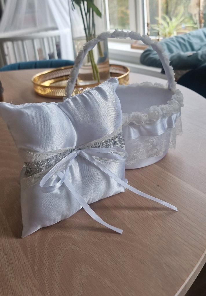 Bruiloft set: Ringkussen & Bloemenmandje, Kleding | Dames, Trouwkleding en Trouwaccessoires, Zo goed als nieuw, Accessoires, Wit