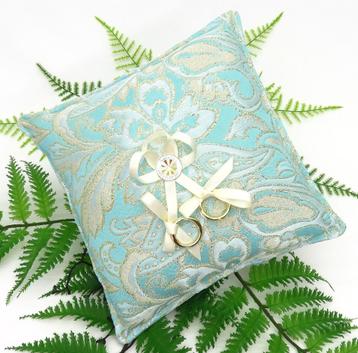 Leuke mintgroene ringkussen met een mooie strass steen. beschikbaar voor biedingen