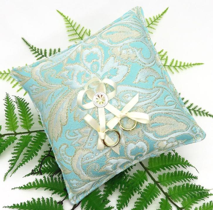 Leuke mintgroene ringkussen met een mooie strass steen., Hobby en Vrije tijd, Feestartikelen, Nieuw, Versiering, Geboorte of Huwelijk