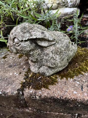 Tuinbeeld, klein konijntje beschikbaar voor biedingen