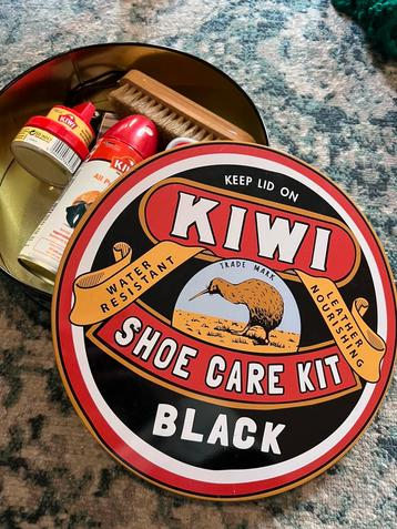 Kiwi Schoenpoetsdoos (shoe care kit) van metaal met inhoud beschikbaar voor biedingen