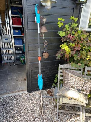 Heggeschaar met lange steel op accu gardena beschikbaar voor biedingen