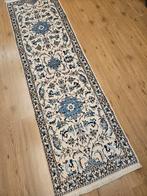 Handgeknoopt perzisch tapijt loper nain 207x60, Huis en Inrichting, Stoffering | Tapijten en Kleden, Info@SlatsAntiek.nl, Crème