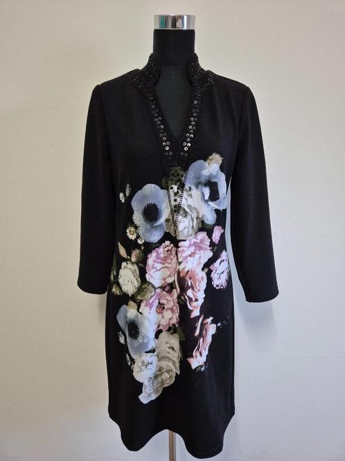 J405 - Zwarte K-Design jurk met fleurige opdruk maat M (1), Kleding | Dames, Jurken, Zo goed als nieuw, Maat 38/40 (M), Zwart
