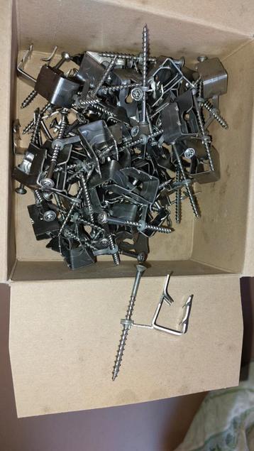 Hoekkeperklemmen en nokvorstbeugels beschikbaar voor biedingen