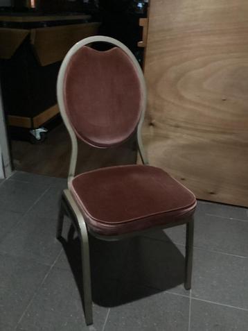 Stapel stoelen  beschikbaar voor biedingen