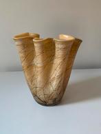 Bruine geaderde golvende vaas / zakdoekvaas, Huis en Inrichting, Ophalen, Overige kleuren, Minder dan 50 cm, Glas