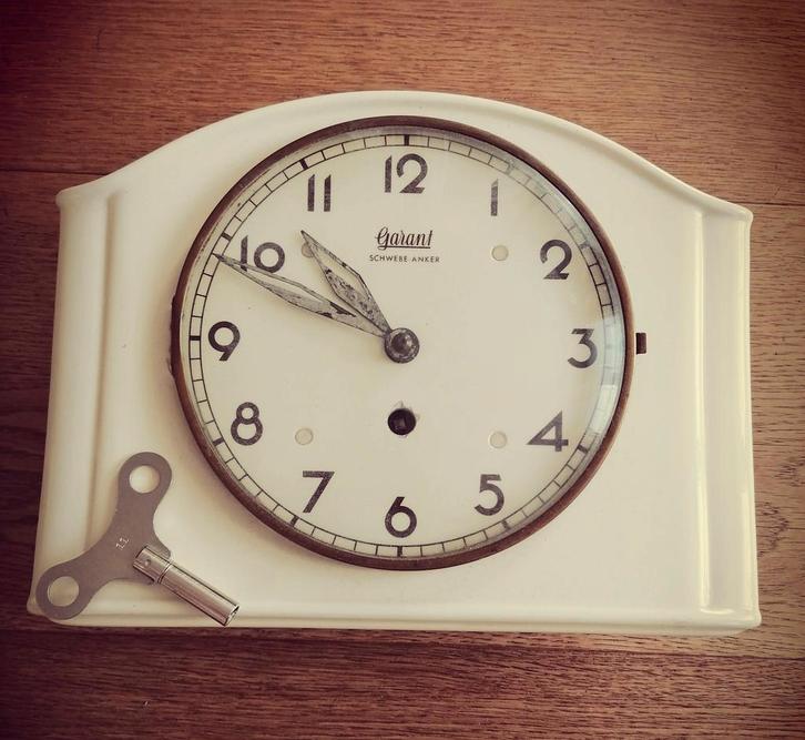 Vintage Garant porseleinen wandklok, Huis en Inrichting, Woonaccessoires | Klokken, Gebruikt, Wekker of Tafelklok, Analoog, Ophalen of Verzenden