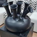Colmore Toetervaas 7 Mondige Mat zwart Aluminium 40x40x38cm, Huis en Inrichting, Woonaccessoires | Vazen, Overige materialen, Zwart