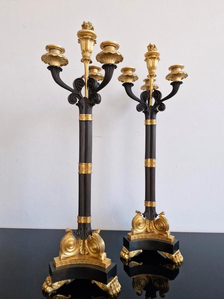 Thomire & Cie, En groot stel verguld bronzen kandelaars, Antiek en Kunst, Antiek | Kandelaars, Koper of Brons, Ophalen of Verzenden