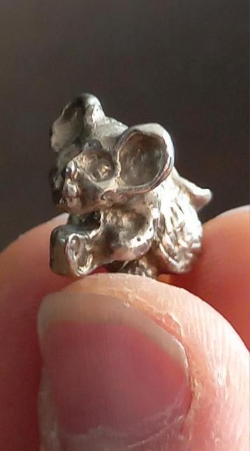 Verzilverd miniatuur muizenbeeldje 16x18 mm beschikbaar voor biedingen