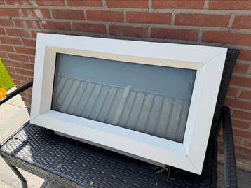 Nieuw kunststof kozijn met melkglas beschikbaar voor biedingen