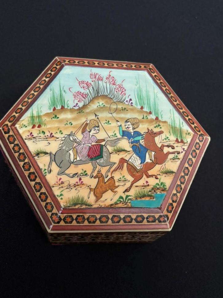 Perzisch kistje handbeschilderd met  Khatam mozaïek inleg, Antiek en Kunst, Kunst | Niet-Westerse kunst, Ophalen of Verzenden