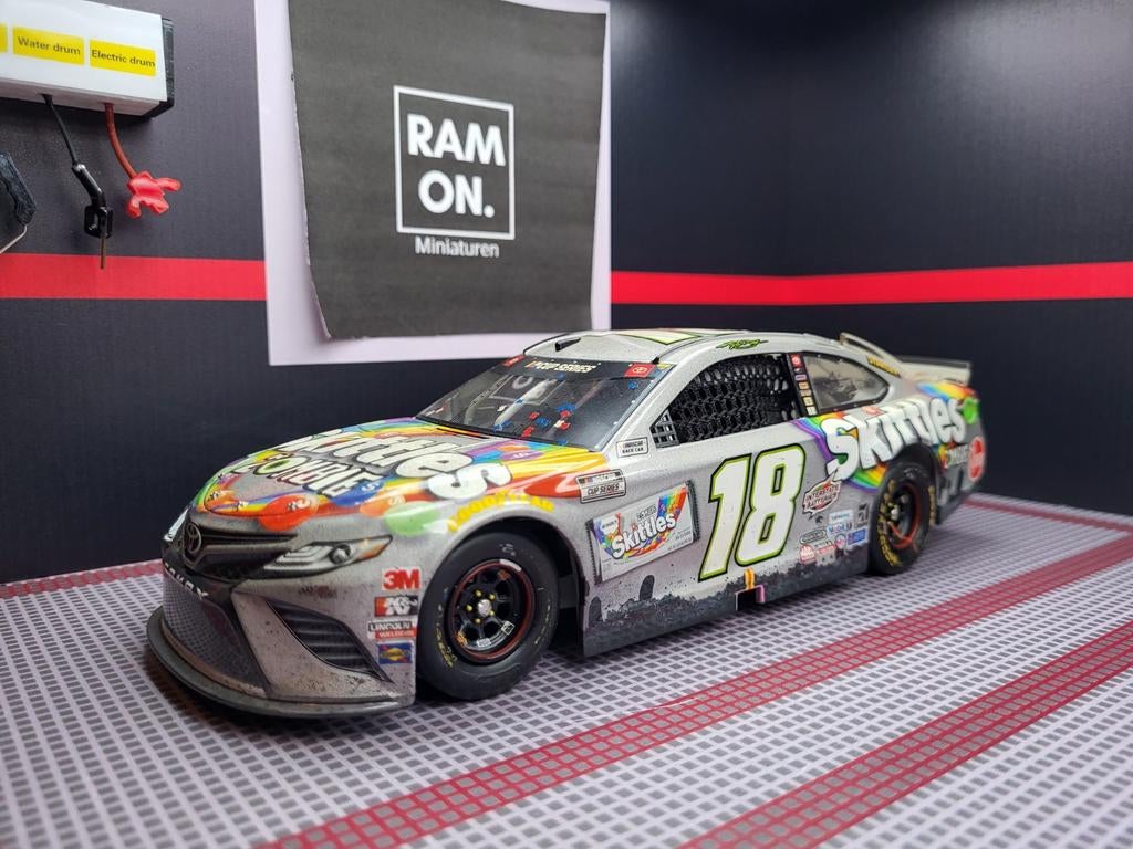 1/24 #18 Kyle Busch Skittles Zombie Texas Win 2020, Hobby en Vrije tijd, Modelauto's | 1:24, Ophalen of Verzenden, Zo goed als nieuw