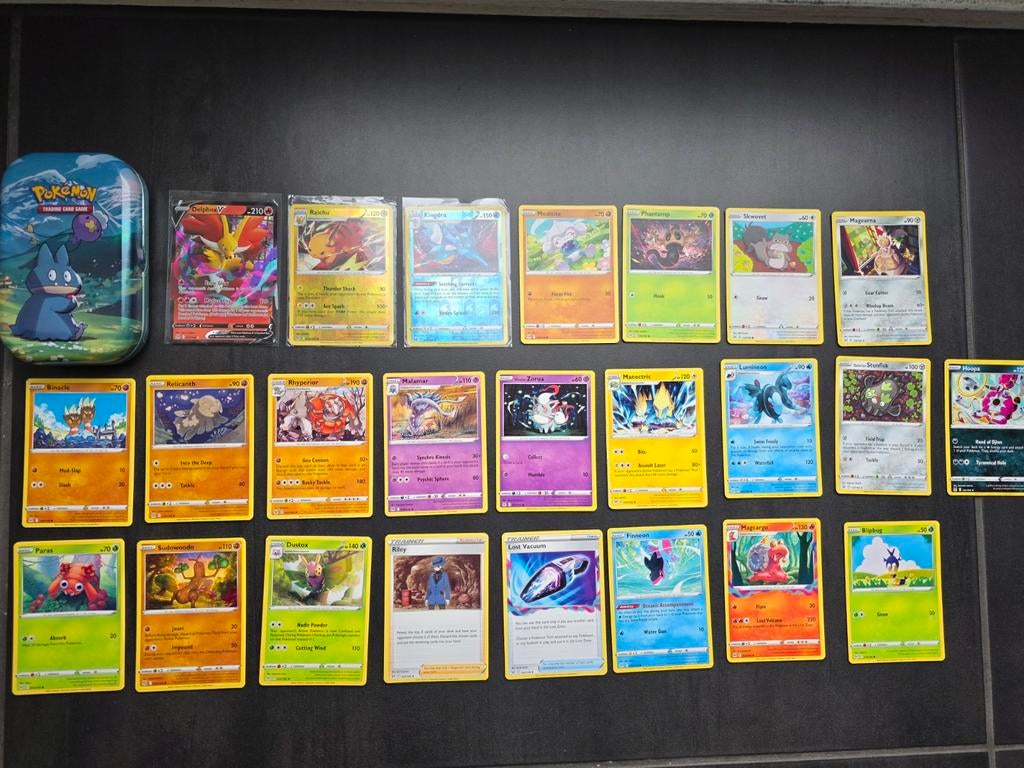 24 pokemon kaarten Lost Origin incl doos en 1 V kaart, Ophalen of Verzenden, Meerdere kaarten