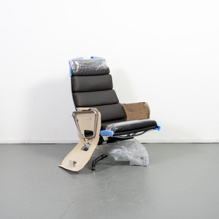 2x Vitra Eames EA 222 Soft Pad Lounge Bruin Leer - Chroom, Huis en Inrichting, Fauteuils, Nieuw, Leer, Metaal, 50 tot 75 cm, 75 tot 100 cm