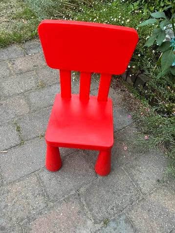 Rood stoeltje beschikbaar voor biedingen