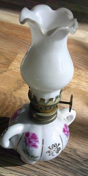 Brocante mini porseleinen olielampje beschikbaar voor biedingen