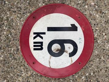 Kunststof 16 kilometer bordje beschikbaar voor biedingen