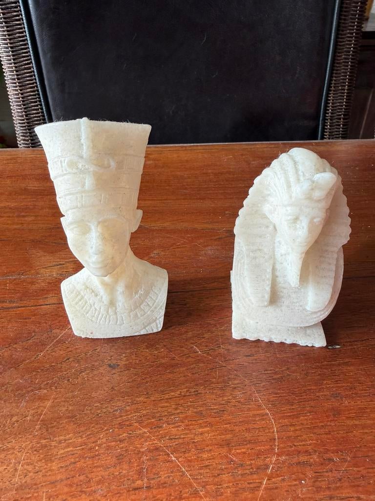 Stenen Egyptische beeldjes – Sfinx & Nefertiti, Verzamelen, Beelden en Beeldjes, Gebruikt, Mens, Ophalen of Verzenden