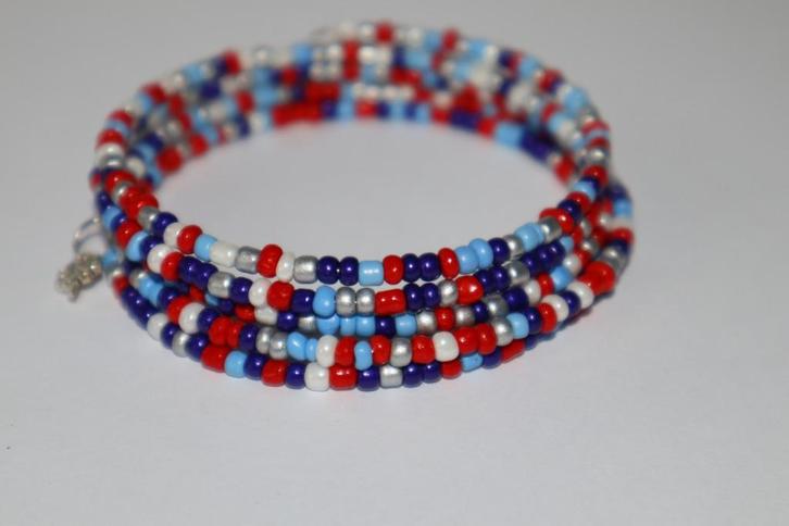 Spiraalarmband met rocailles in rood, 2 tinten blauw en wit, Sieraden, Tassen en Uiterlijk, Armbanden, Nieuw, Overige kleuren
