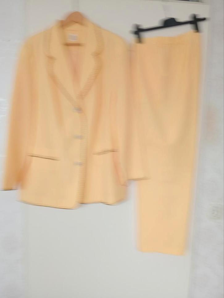 Mooi Broekpak., Kleding | Dames, Jasjes, Kostuums en Pakken, Zo goed als nieuw, Kostuum of Pak, Maat 46/48 (XL) of groter, Geel