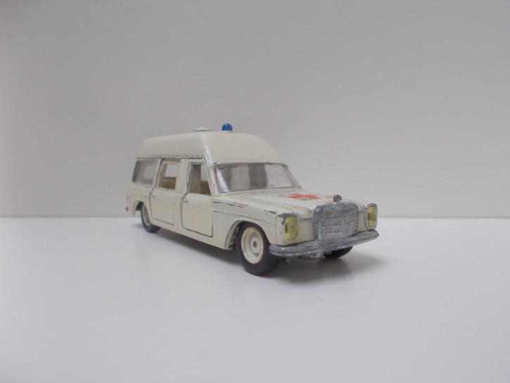 2470 Mercedes-Benz Binz-Europ 1200L Ambulance Siku V306, Hobby en Vrije tijd, Modelauto's | Overige schalen, Gebruikt, Auto, Ophalen of Verzenden