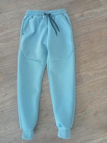 Blauw joggingpak jongen beschikbaar voor biedingen