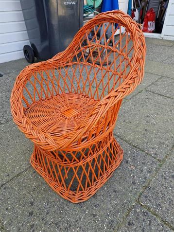 Stevige brocante oranje rotan open kuipstoeltje + curiosa. beschikbaar voor biedingen