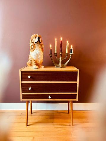 Vintage naaikastje beschikbaar voor biedingen