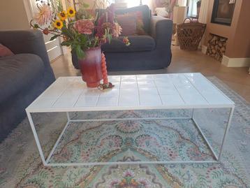 Witte zuiver salontafel met tegels  beschikbaar voor biedingen