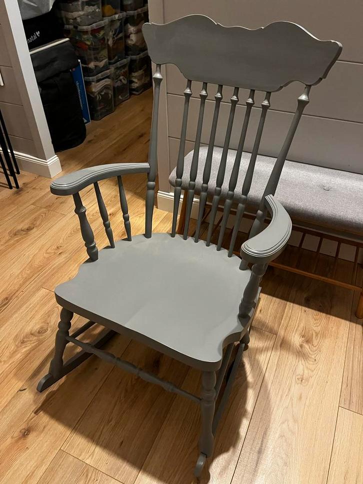 Antieke grijze schommelstoel, Huis en Inrichting, Stoelen, Gebruikt, Eén, Hout, Grijs, Ophalen