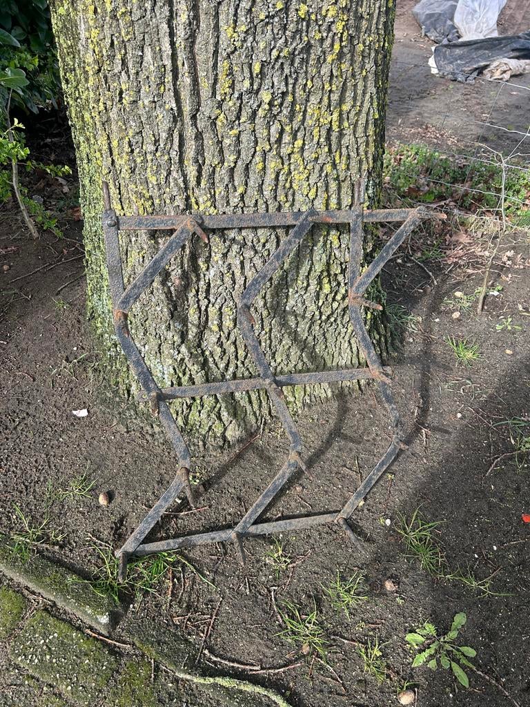 Oude metalen eg/hark voor tuindecoratie, Ophalen, Gebruikt