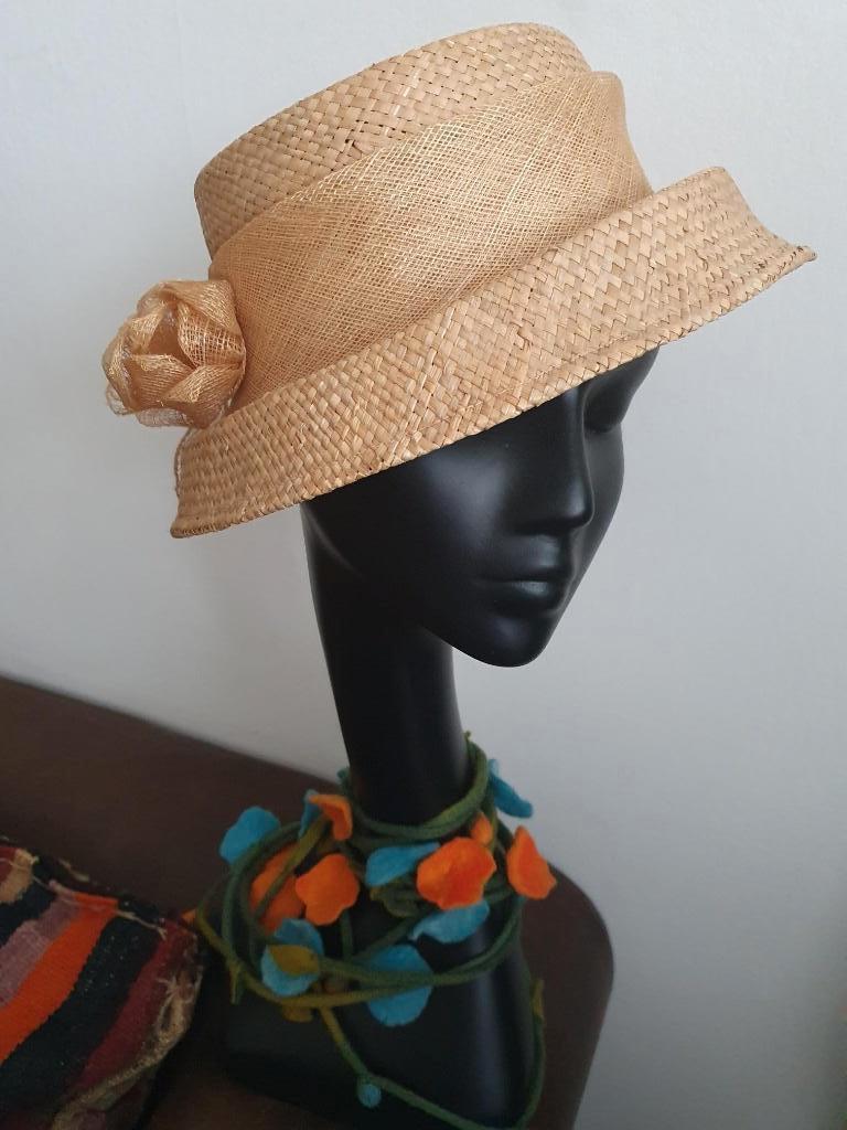 Stijlvol rieten hoedje met rieten roos, Kleding | Dames, Hoeden en Petten, Verzenden, Zo goed als nieuw, One size fits all, Hoed