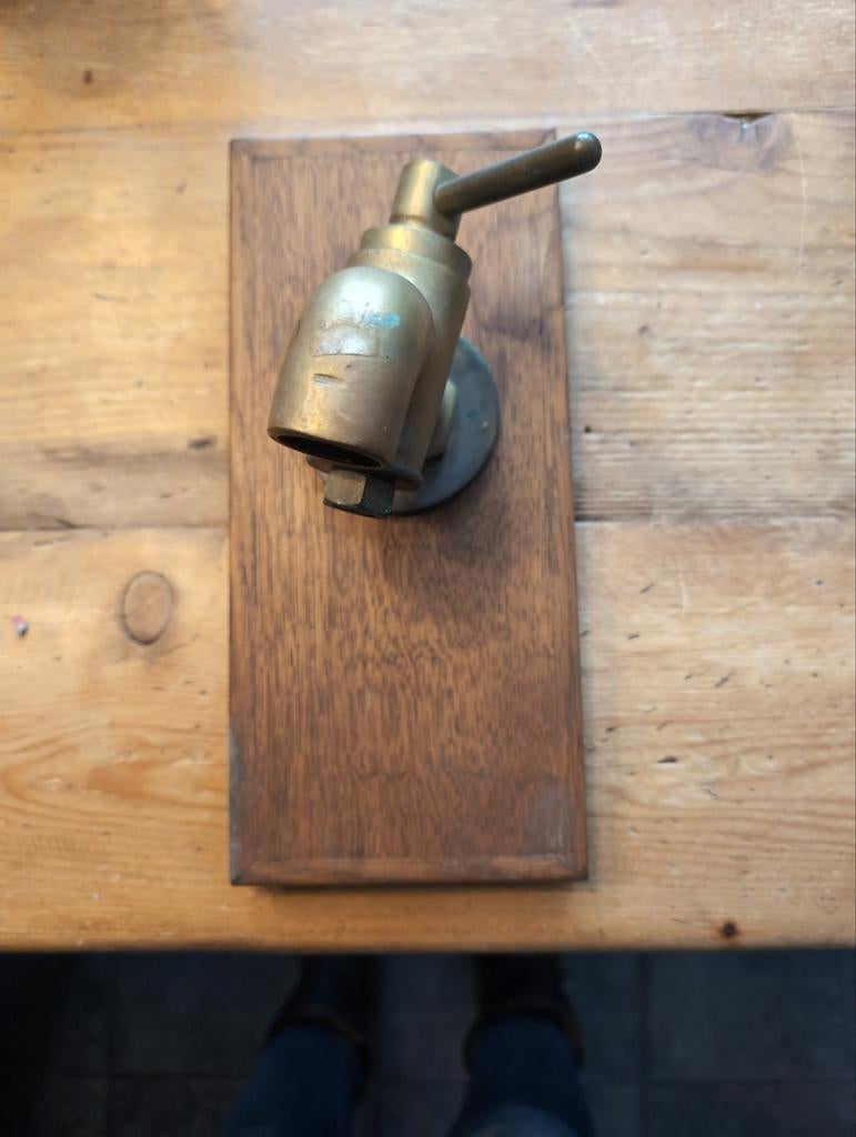 Koperen kraan op houten plank - Vintage decoratie, Antiek en Kunst, Ophalen of Verzenden, Koper