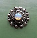 Beeldige oude broche met maansteen, Zeeuwse knoop, Ophalen of Verzenden, Zo goed als nieuw, Zilver, Overige materialen