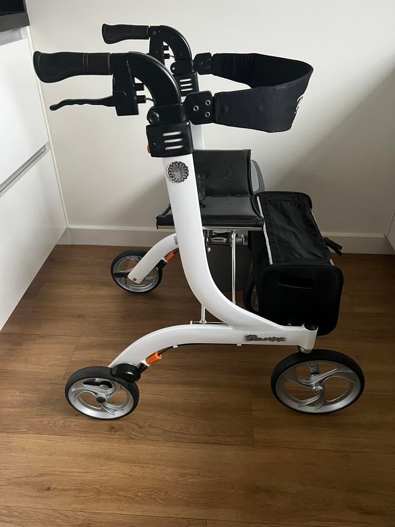 Licht gewicht rollator inklapbaar, Ophalen of Verzenden, Zo goed als nieuw