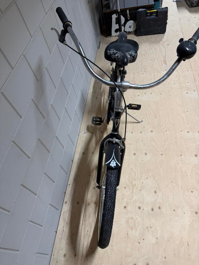 Zwarte damesfiets met bloemenpatroon, Fietsen en Brommers, Fietsen | Dames | Damesfietsen, (Extra) lage instap, Zo goed als nieuw