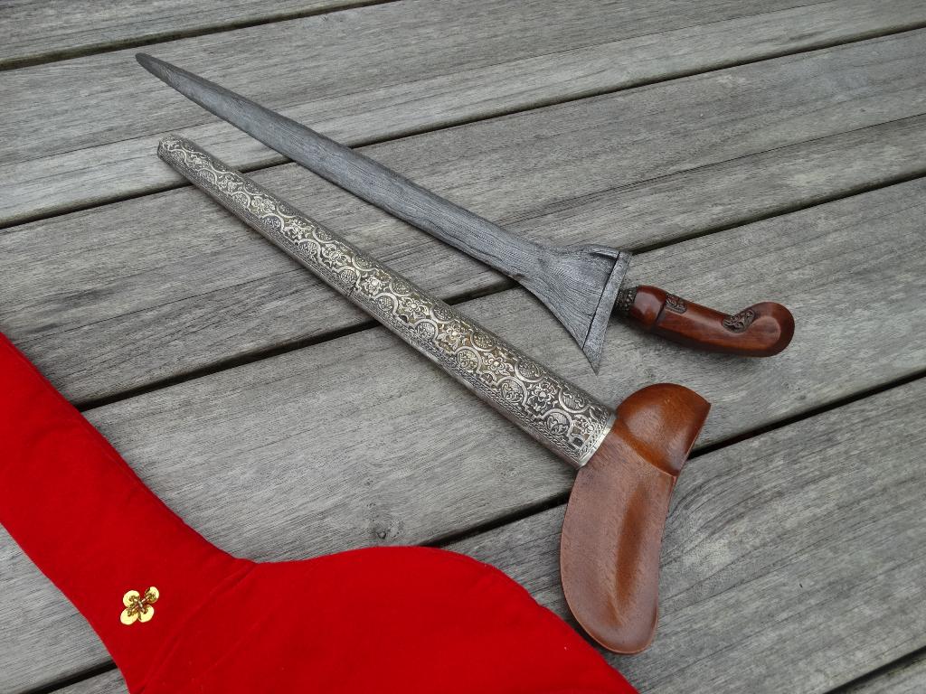 Antieke keris, kris in rode Sultan tas fraai zilveren schede, Antiek en Kunst, Kunst | Niet-Westerse kunst, Ophalen