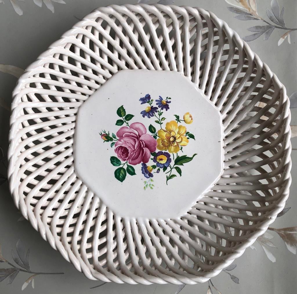 Keramische fruitschaal met vlechtwerk en cottagestijl boeket, Ophalen of Verzenden