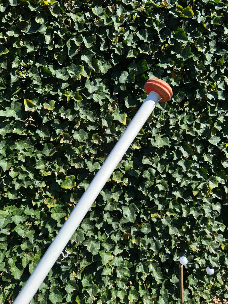 Witte vlaggenstok met oranje knop en haakjes, Ophalen, Zo goed als nieuw