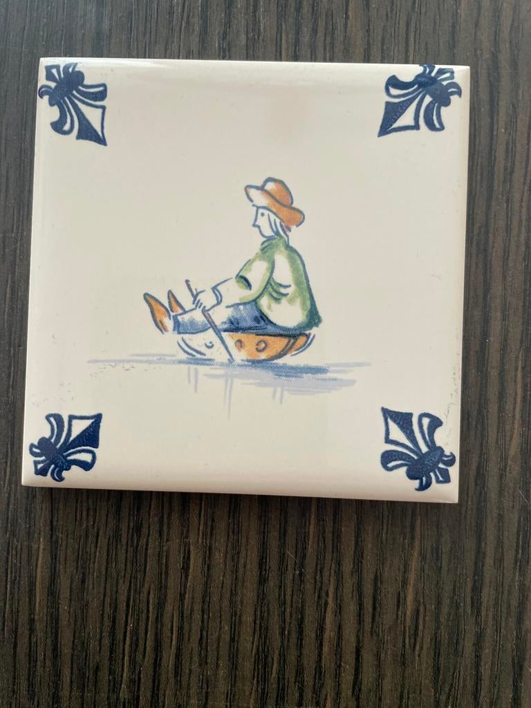 KLM business class Delfts Blauw Tegeltje met Visser in Kuip, Antiek en Kunst, Antiek | Wandborden en Tegels, Ophalen of Verzenden
