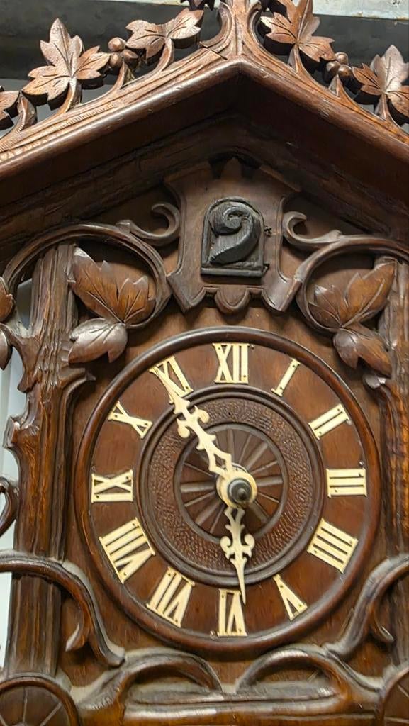 Antieke notenhouten koekoeksklok met prachtig snijwerk, Ophalen of Verzenden