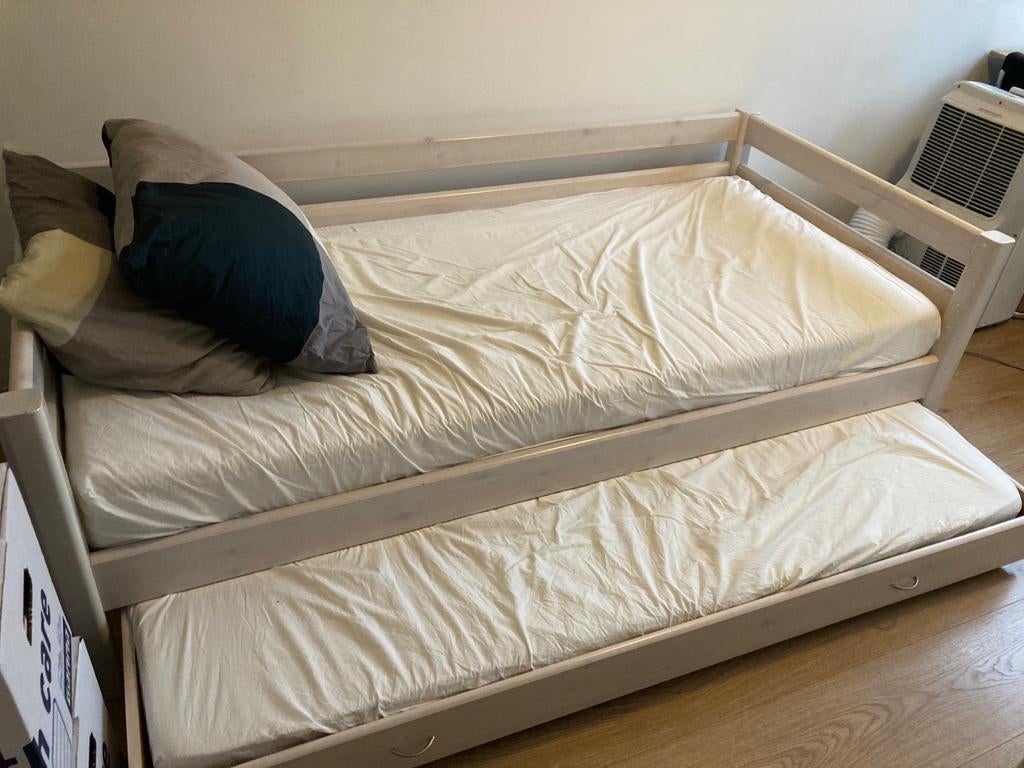 Uitschuifbaar bed met twee matrassen, Huis en Inrichting, Ophalen, Modern en functioneel, 90 cm, Beige