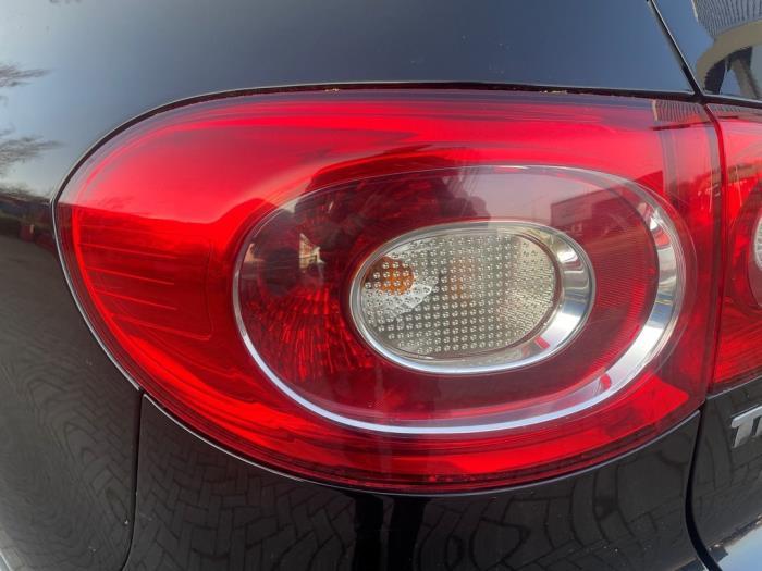 Achterlicht links van een Volkswagen Tiguan, Gebruikt, -, Volkswagen, -