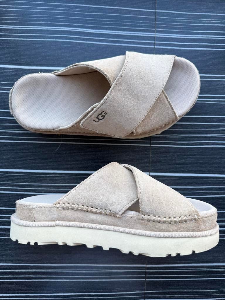 UGG slippers, Ophalen of Verzenden, Zo goed als nieuw, Beige, Slippers