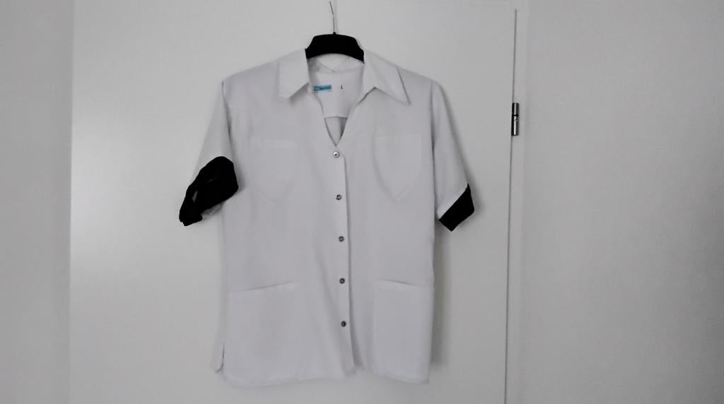 2 witte uniformjasjes voor verzorgend beroep., Ophalen