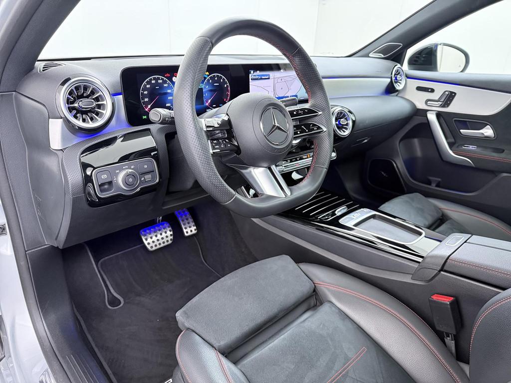 Mercedes-Benz A-klasse 180 AMG Line (Facelift) | Panorama -, Gebruikt, 4 cilinders, Origineel Nederlands, Bedrijf