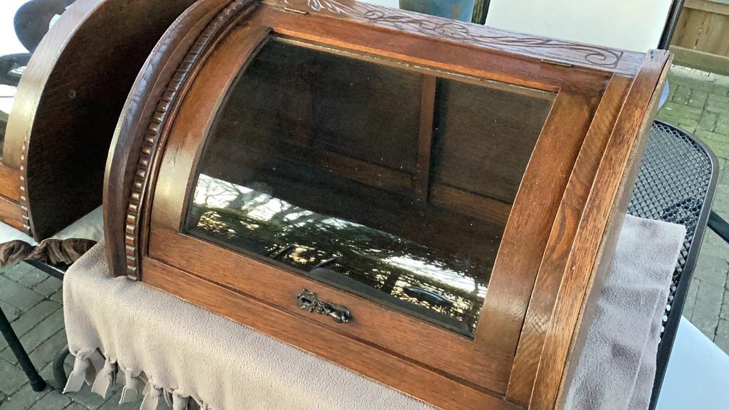 Hoek vitrine kastje met gebogen glas, Huis en Inrichting, Kasten | Vitrinekasten, Ophalen, Overige materialen, Minder dan 50 cm