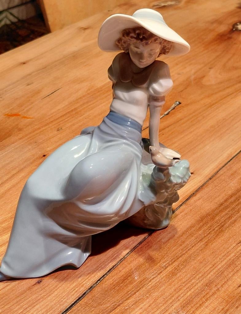 Beeldje porselein Lladro Nao beeldje meisje met vogel, Verzamelen, Beelden en Beeldjes, Ophalen of Verzenden, Zo goed als nieuw